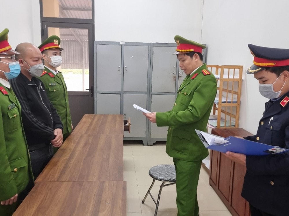 Cơ quan điều tra tống đạt lệnh bắt Phùng Xuân Phong.