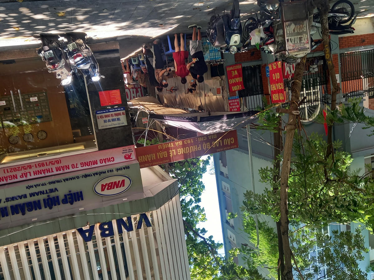 Một hàng ăn đầu ngõ 193, gần trụ sở UBND phường Lê Đại Hành trên phố Bà Triệu vẫn hoạt động.