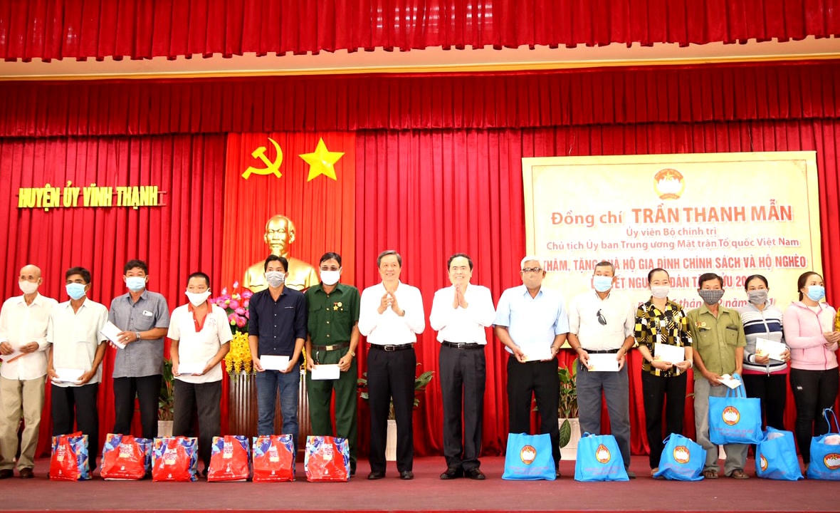 Chủ tịch Trần Thanh Mẫn và ông Phạm Văn Hiểu tặng qùa Tết huyện Vĩnh Thạnh. 