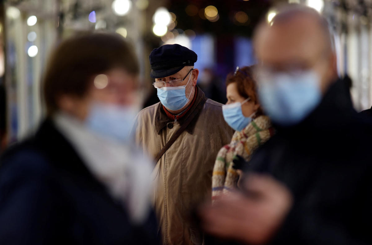 Pháp thắt chặt các hoạt động để ngăn chặn sự lây lan từ Omicron. Ảnh: Reuters.