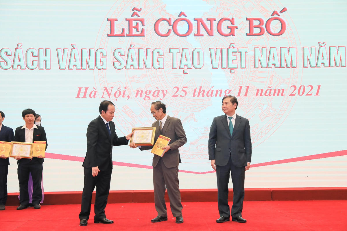 Trao Giấy chứng nhận của Ban Chỉ đạo Sách vàng Sáng tạo Việt Nam cho các tác giả và nhóm tác giả được công bố và vinh danh trong "Sách vàng Sáng tạo Việt Nam" năm 2021.