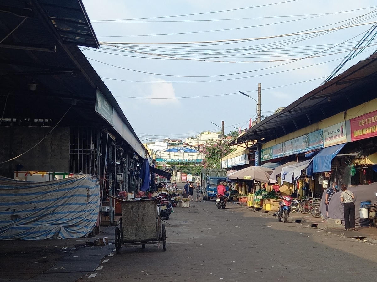 Phía bên trong, tại một số khu vực người dân vẫn được buôn bán, tuy nhiên, lượng người khá vắng vẻ.