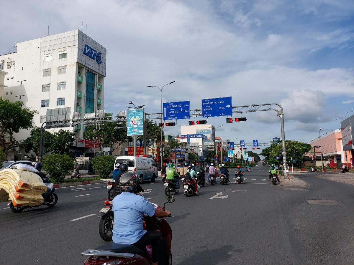 Ngã 4 đường Cộng Hòa và đường Út Tịch trước ngày giãn cách thường xuyên diễn ra kẹt xe. Nhưng chiều 10/7, vắng xe như ngày Tết.