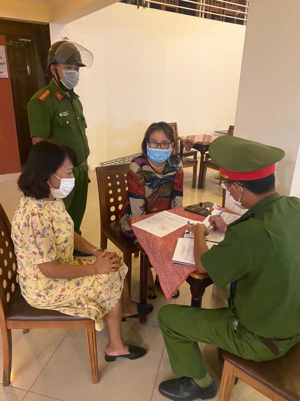 Cơ quan chức năng lập biên bản chủ quán cafe Relax. Ảnh:TB.