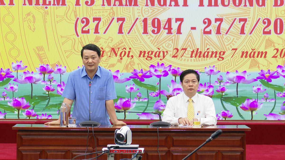 Phó Chủ tịch - Tổng Thư ký Hầu A Lềnh phát biểu tại buổi gặp mặt.