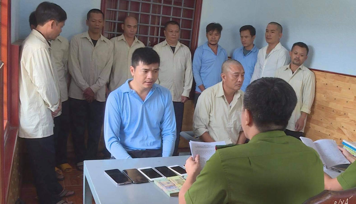 Các đối tượng tại cơ quan công an.
