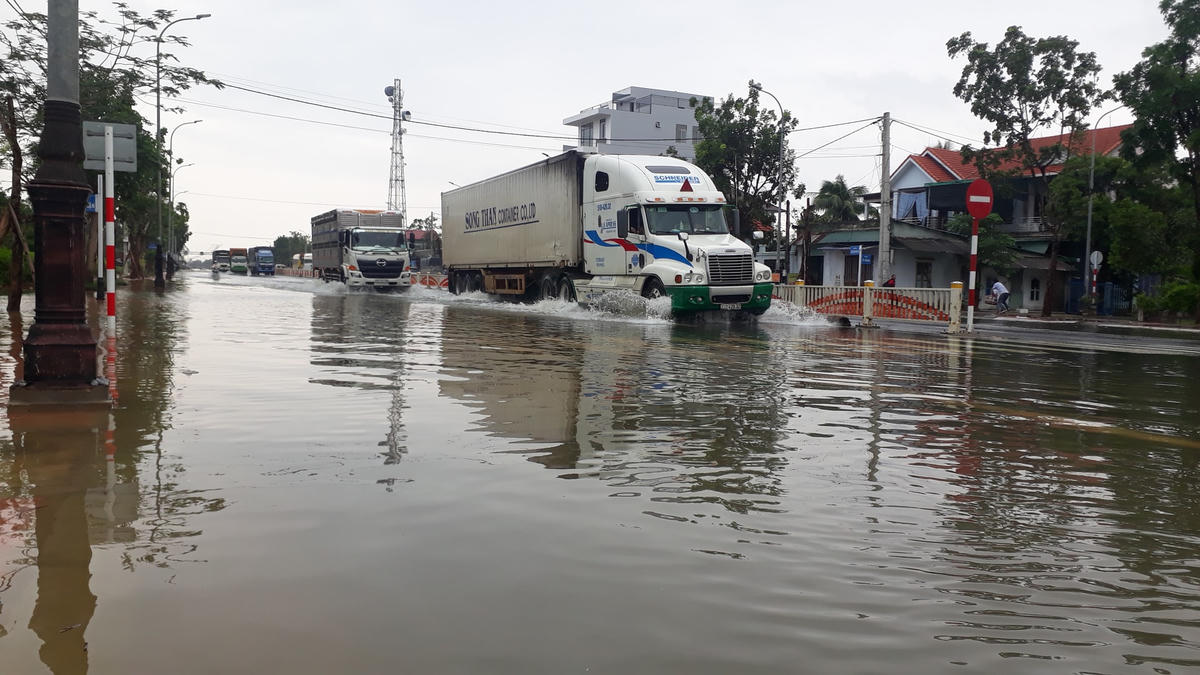 Chỉ có một số phương tiện đảm bảo an toàn mới được phép đi qua.