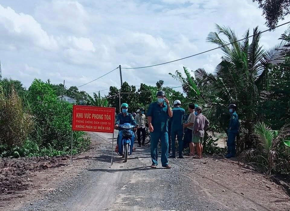 Đường vào xã Mỹ Hạnh Đông (thị xã Cai Lậy) bị phong tỏa.