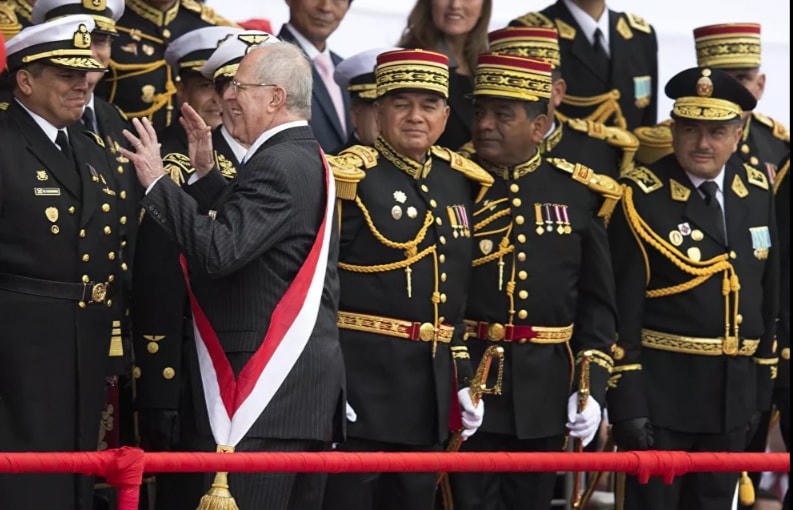 Cựu Tổng thống Peru Pedro Pablo Kuczynski, nói đùa trước các sĩ quan khi ông tham dự lễ duyệt binh đánh dấu nền độc lập của đất nước khỏi Tây Ban Nha, ở Lima, Peru, năm 2016.