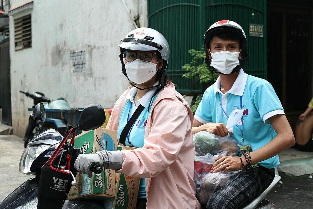 Trí Ngân (bên phải) cùng thành viên trong nhóm lái xe trao quà đến tận tay người cần. Ảnh: Nhóm Điều ước ban mai.  