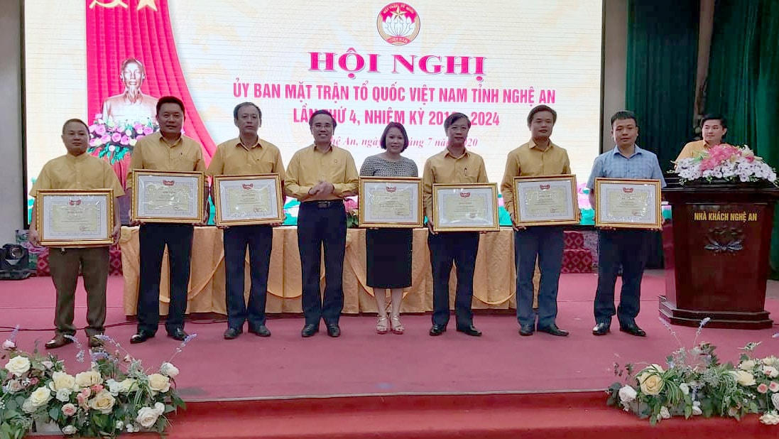 Những cá nhân, tập thể có thành tích trong công tác Mặt trận 6 tháng đầu năm và công tác phòng chống dịch Covid-19 được khen thưởng.