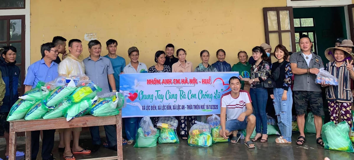 Anh Phương cùng đoàn cứu trợ và người dân vùng lũ.
