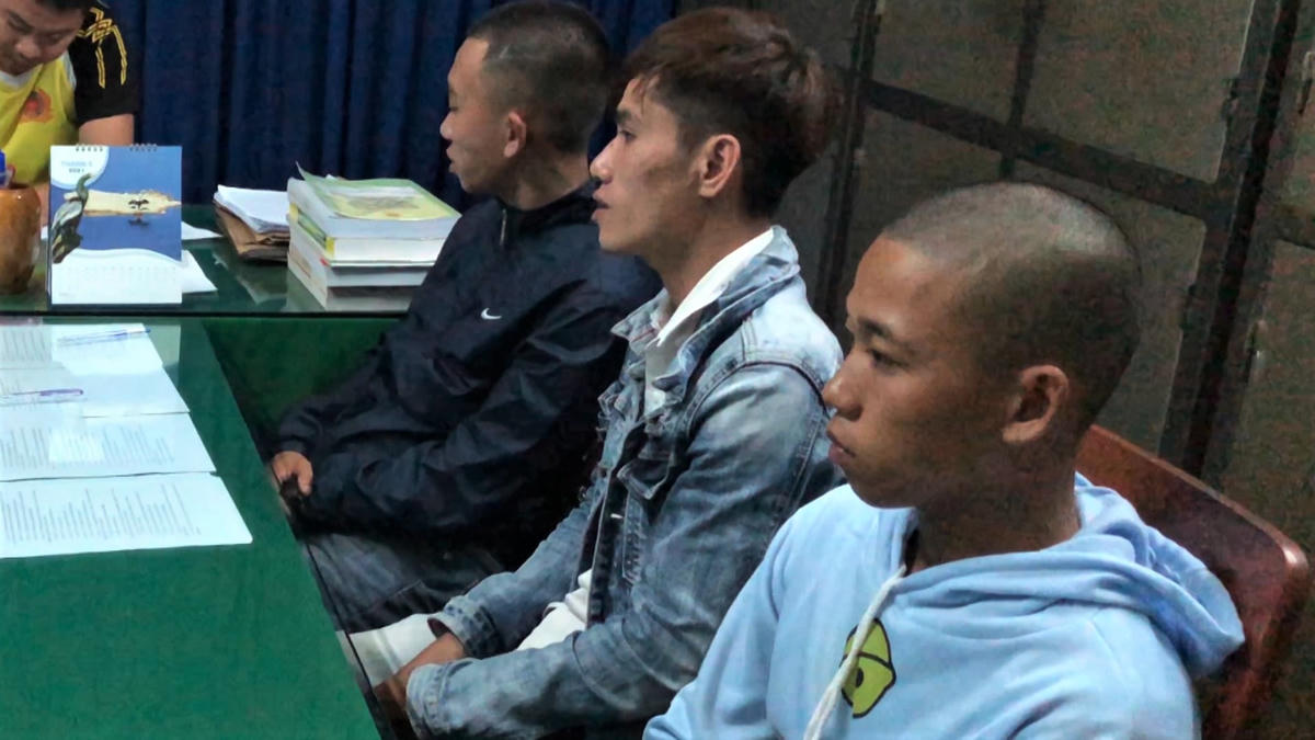 Nhóm thanh niên “chăn dắt” thiếu nữ phục vụ quán karaoke tại cơ quan điều tra. 
