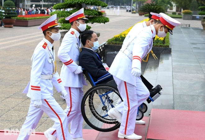 [ẢNH] Đoàn 400 tấm gương sáng thầm lặng vì cộng đồng vào Lăng viếng Bác