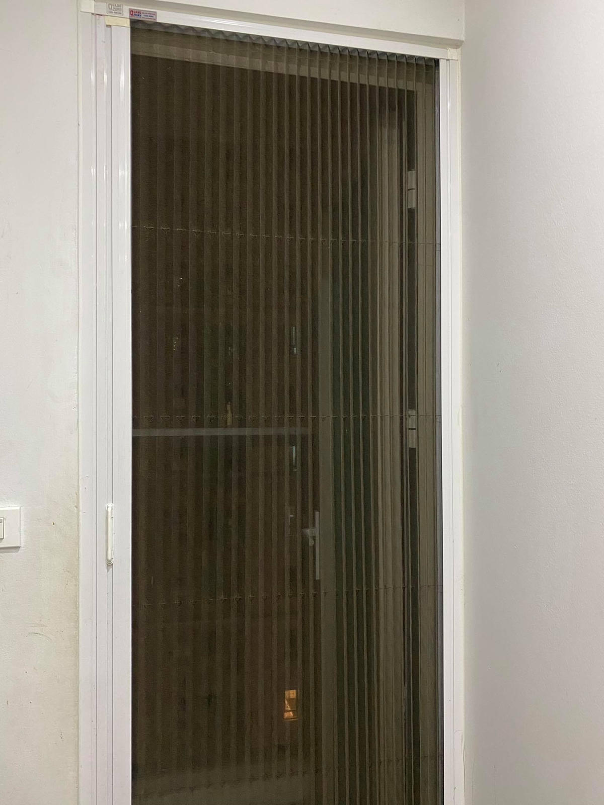Một số căn hộ tiến hành lắp cửa lưới chống côn trùng để ngăn kiến ba khoang. (Nguồn: Lan Anh).