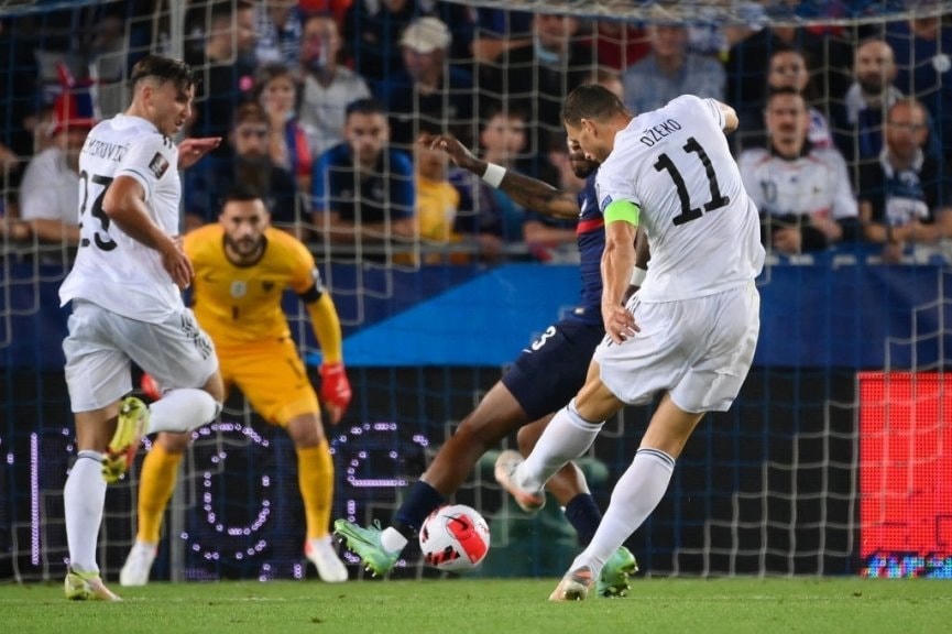 Edin Dzeko trừng phạt sai lầm của hàng thủ tuyển Pháp.