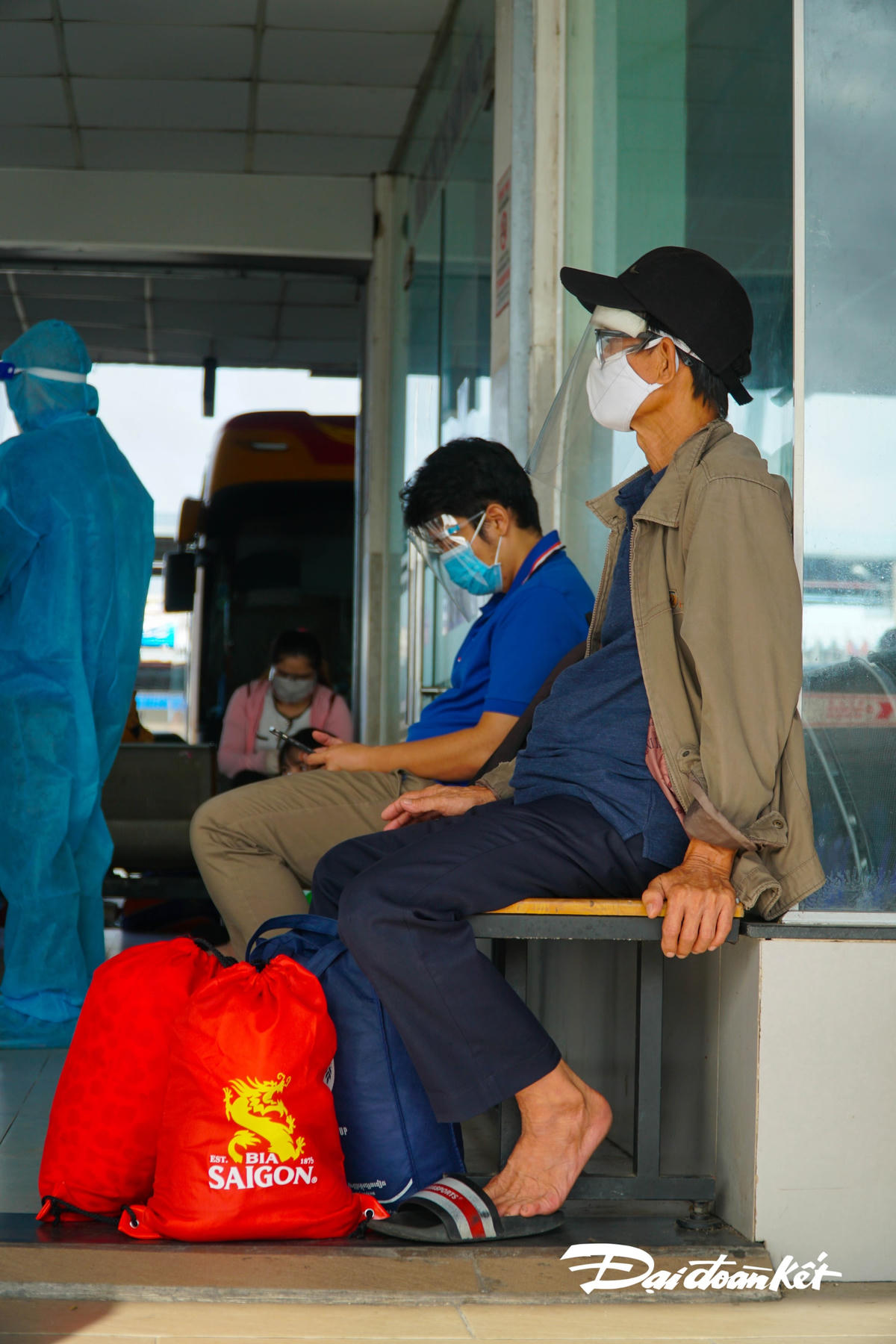 Người dân ngồi chờ kết quả test Covid-19.