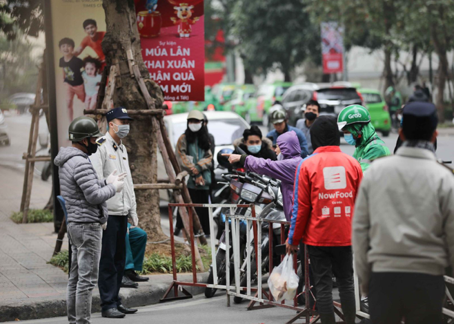 Lực lượng chức năng gác, hướng dẫn việc gửi đồ, giao đồ. 