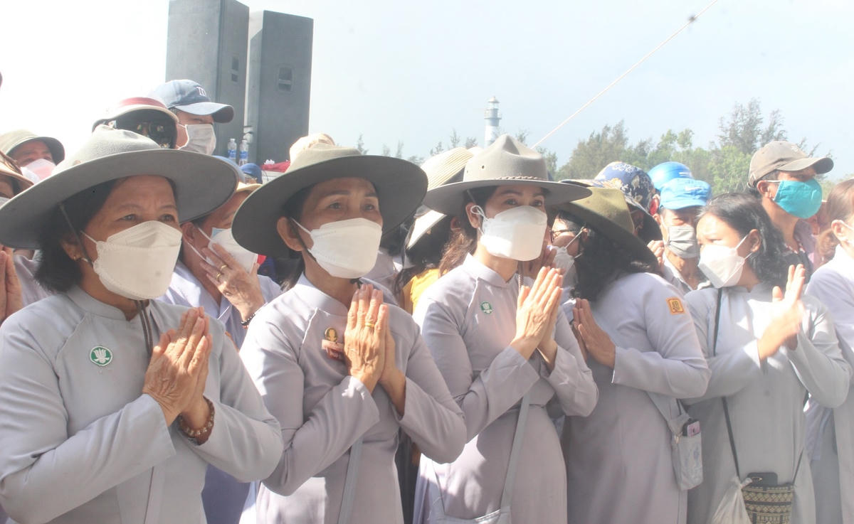 Rất đông tăng ni, Phật tử cầu nguyện cho các nạn nhân xấu số.