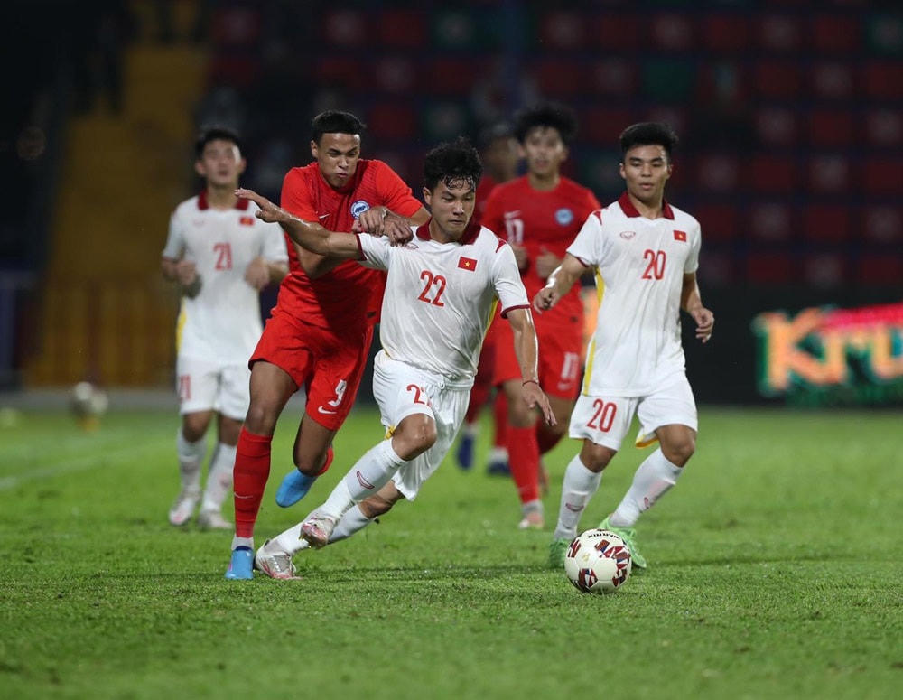 Văn Tùng che chắn bóng trước sự áp sát của cầu thủ U23 Singapore. Ảnh: Dân Trí.