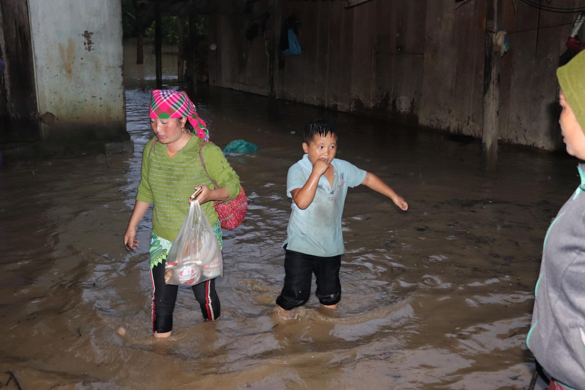Mưa to, người dân bị cô lập trong hồ Krông Pách thượng 'xây mãi chưa xong'