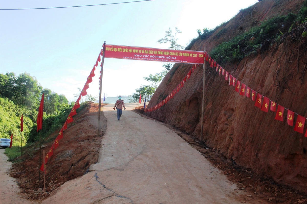 Con đường dẫn đến khu vực bầu cử số 4, thôn 48.