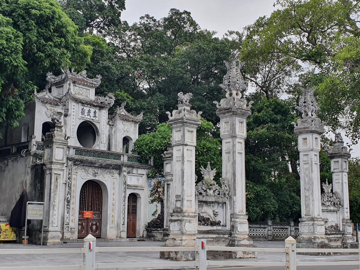 Ghi nhận tương tự tại đền Quán Thánh (đường Thanh Niên, quận Tây Hồ), trước cổng đền không có tình trạng người dân tập trung bái vọng.