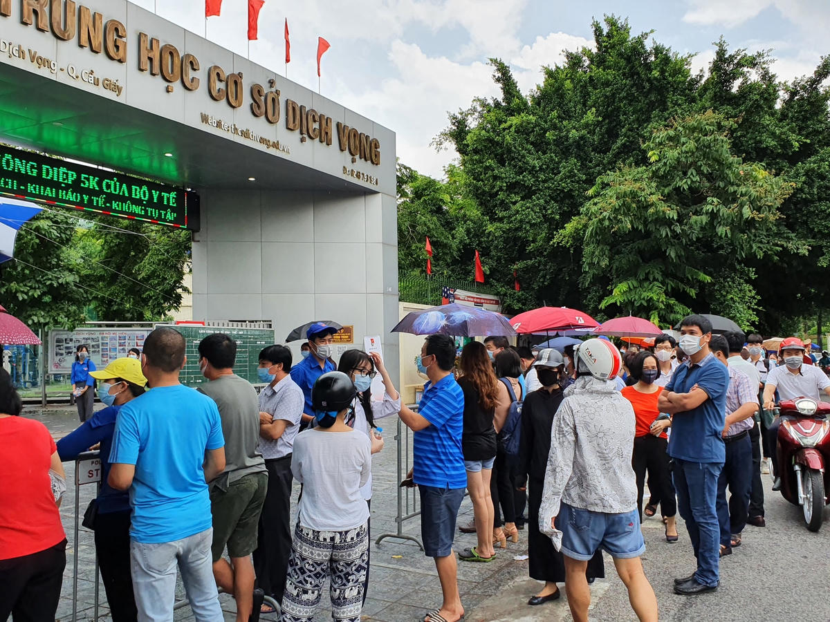 Phụ huynh đội mưa gió đợi con hoàn thành ngày thi đầu tiên