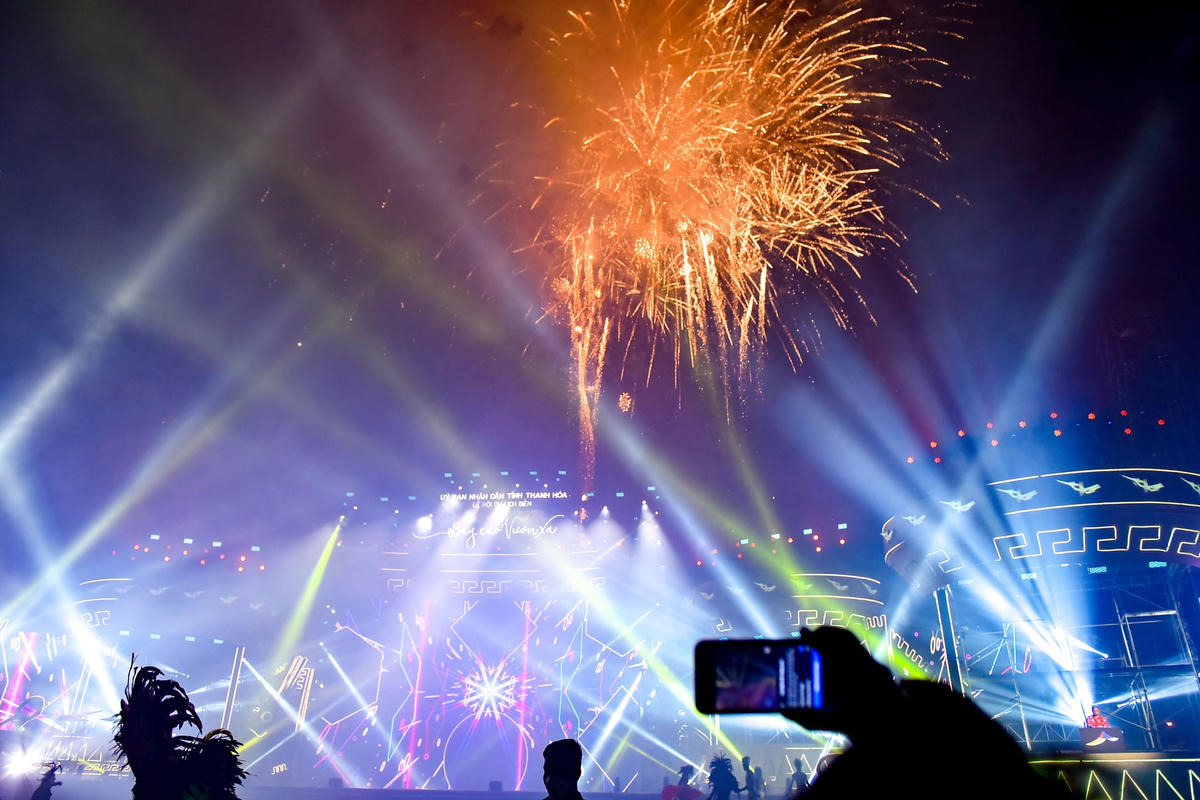 Những tia pháo nhiều màu sắc bay lên bầu trời trong sự phấn khích của du khách.