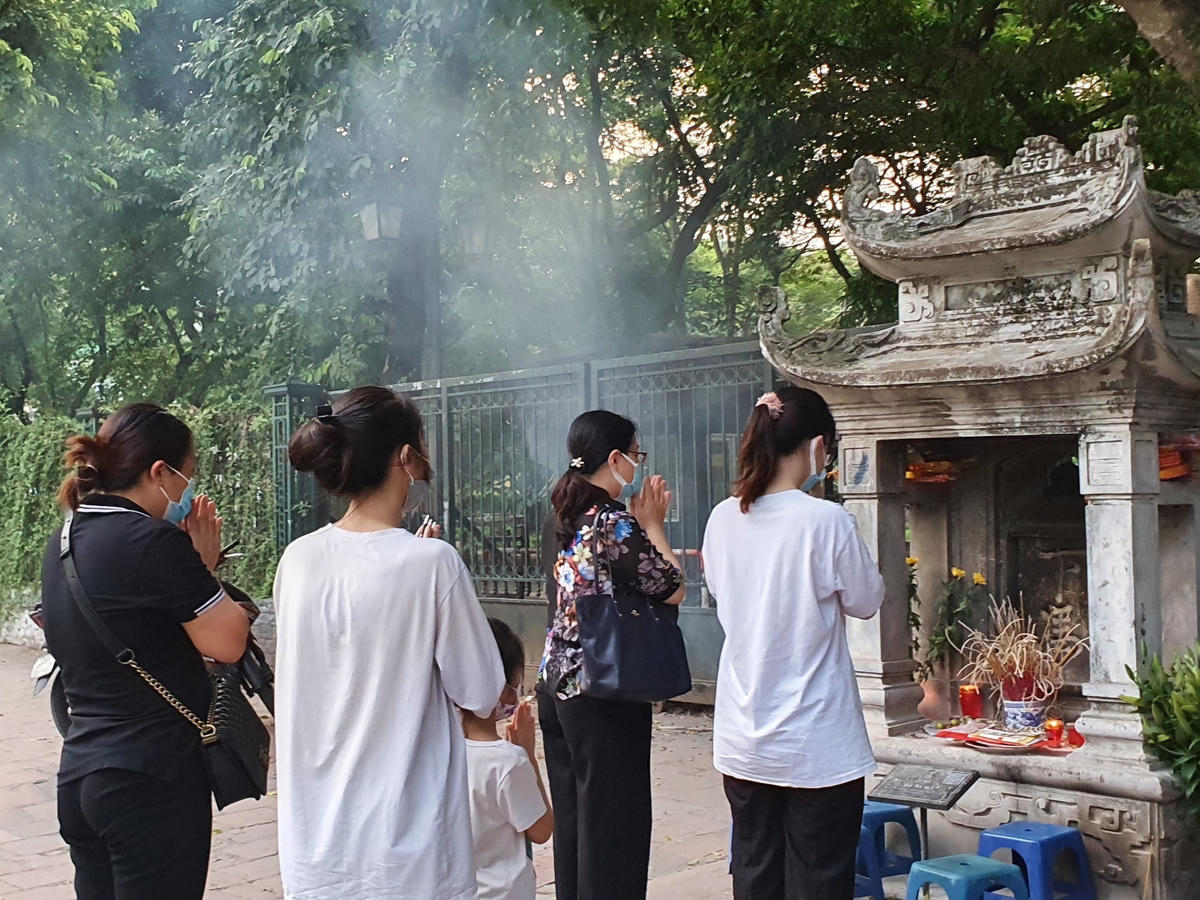 Khói nhang nghi ngút trước cổng Văn Miếu từ sáng sớm cho đến tối muộn.