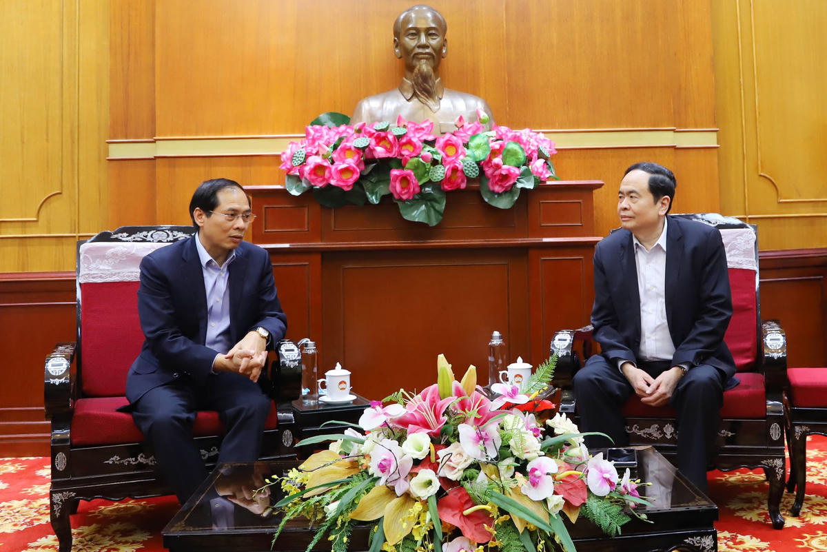 Chủ tịch Trần Thanh Mẫn trò chuyện với Thứ trưởng Thường trực Bộ Ngoại giao Bùi Thanh Sơn