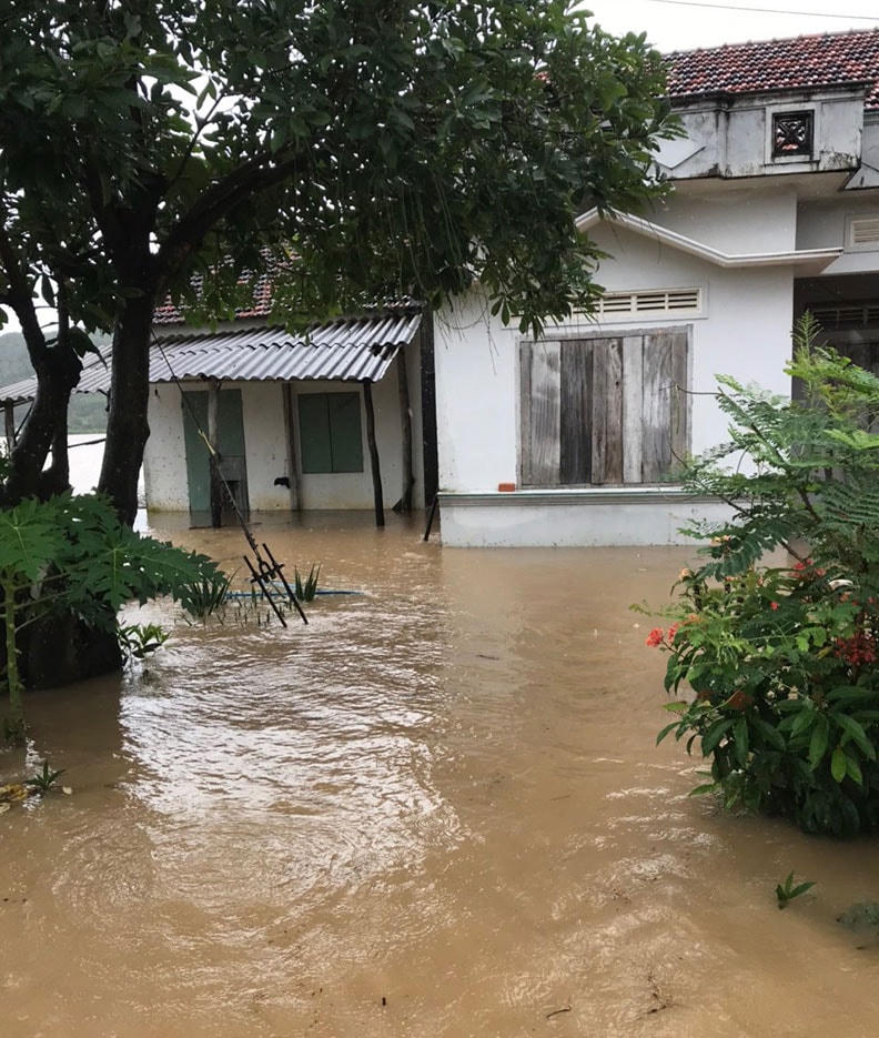 Nhiều nhà dân bị ngập trong nước lũ. 