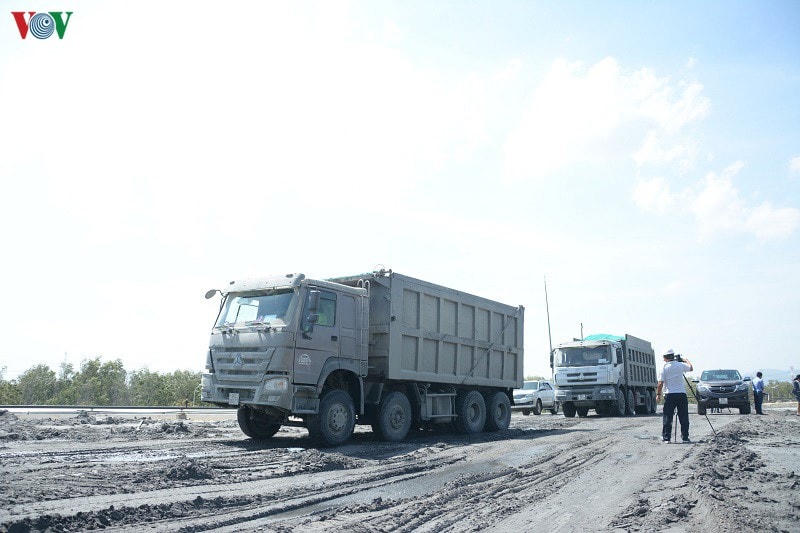 Các xe chở tro, xỉ than về bãi.