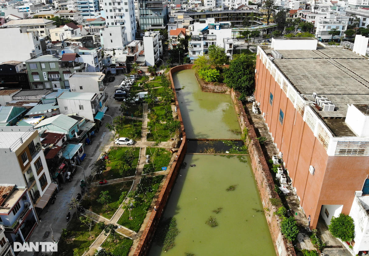 Chiêm ngưỡng cổ thành với tường cao, hào sâu giáp biển Đà Nẵng