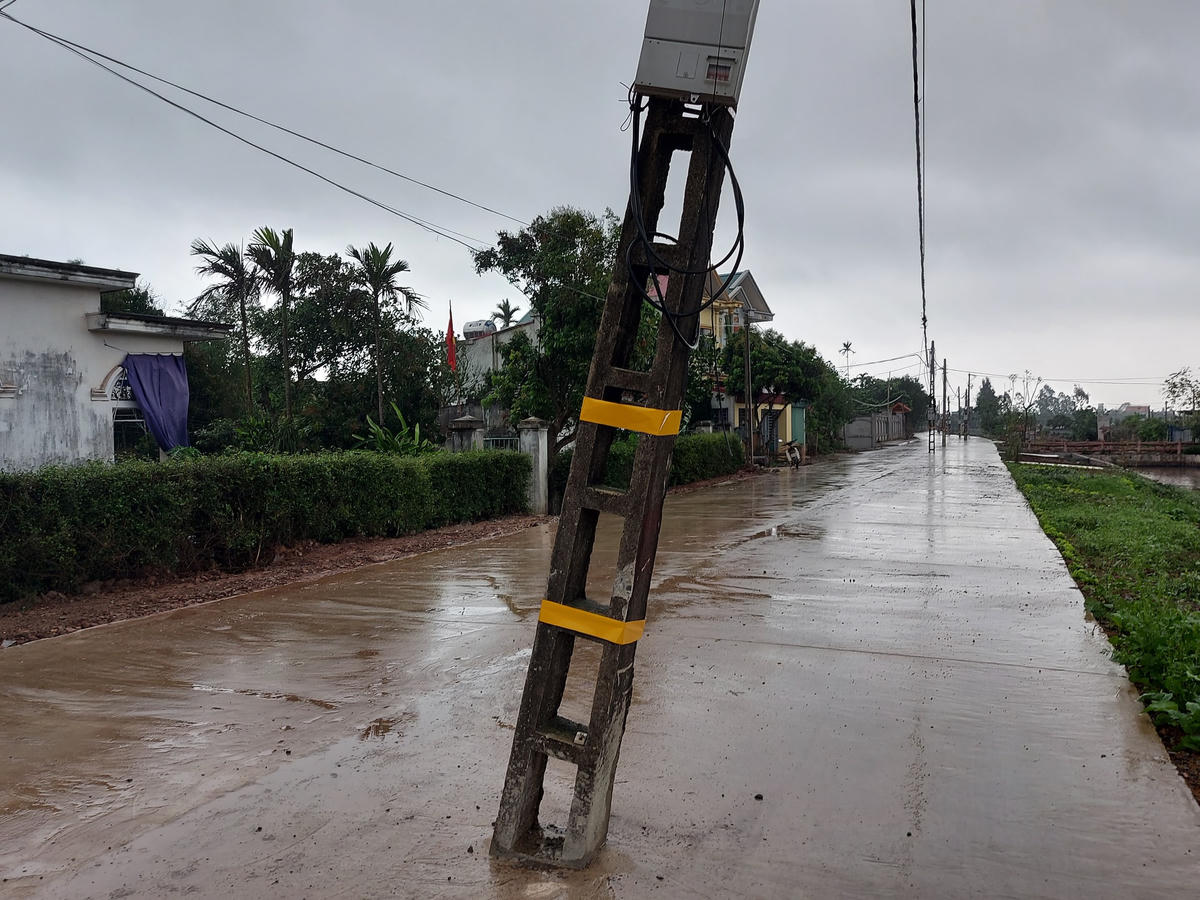 Việc dùng các tấm phản quang không mang lại nhiều tác dụng. Theo người dân địa phương, đã có rất nhiều vụ tai nạn xảy ra kể từ ngày 40 chiếc cột điện “án ngữ” giữa đường.