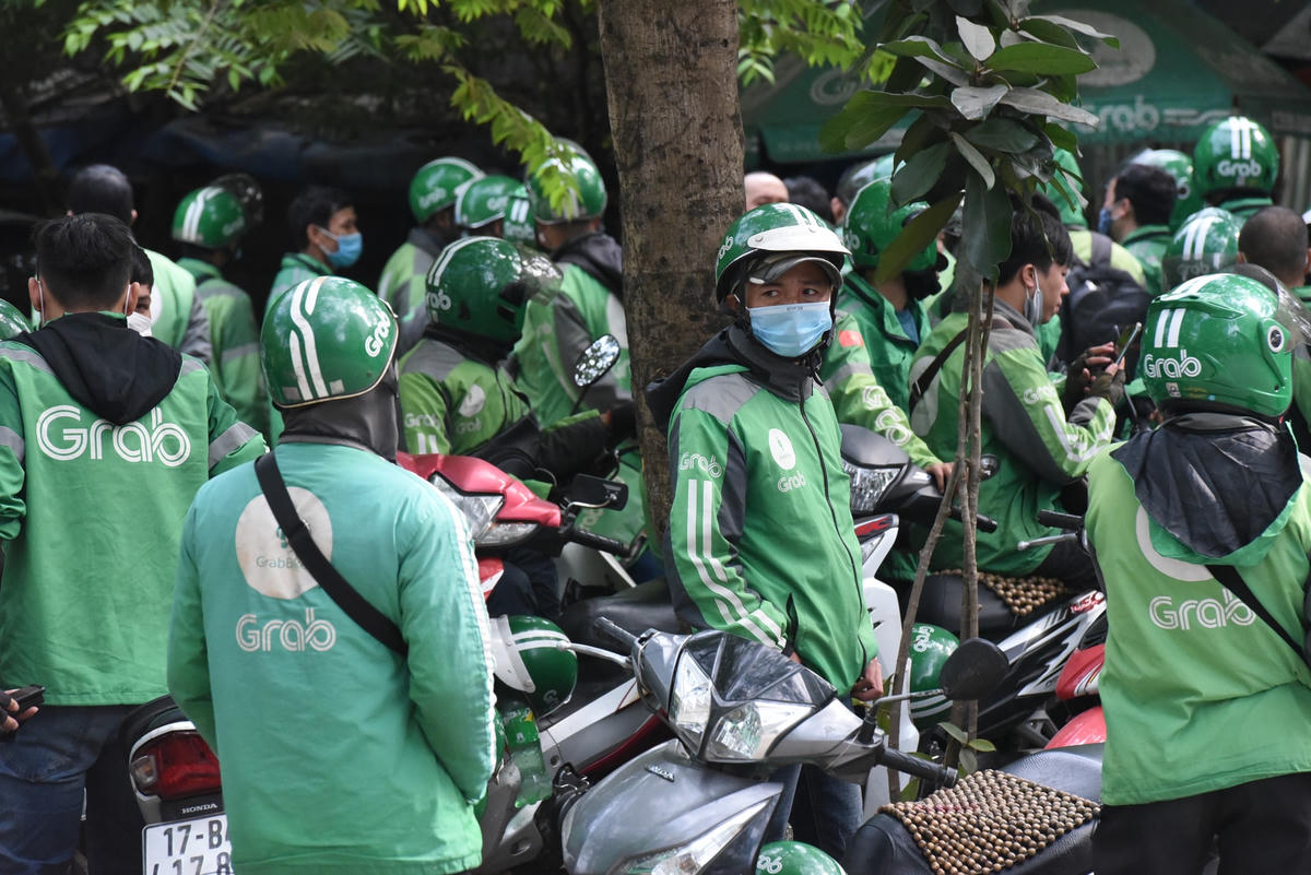 ‘Cày tối mặt’ để nuôi Grab