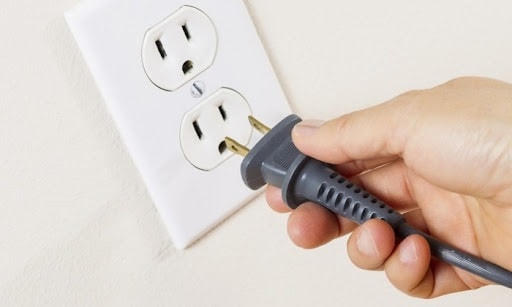 Các bậc phụ huynh cần phải sớm hướng dẫn con những quy tắc an toàn khi sử dụng điện để tránh tai nạn đáng tiếc có thể xảy ra.