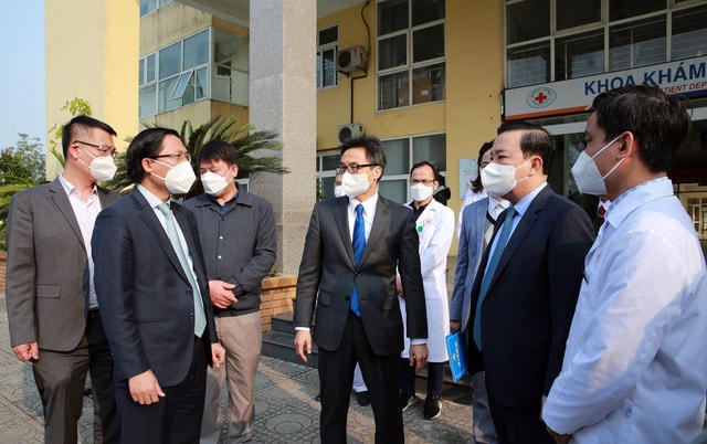 Phó Thủ tướng Vũ Đức Đam thăm Bệnh viện Đa khoa Mê Linh.