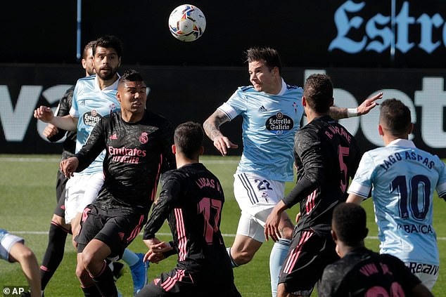 Santi Mina đánh đầu chính xác, rút ngắn tỷ số xuống 1-2 cho Celta Vigo ở phút 40.