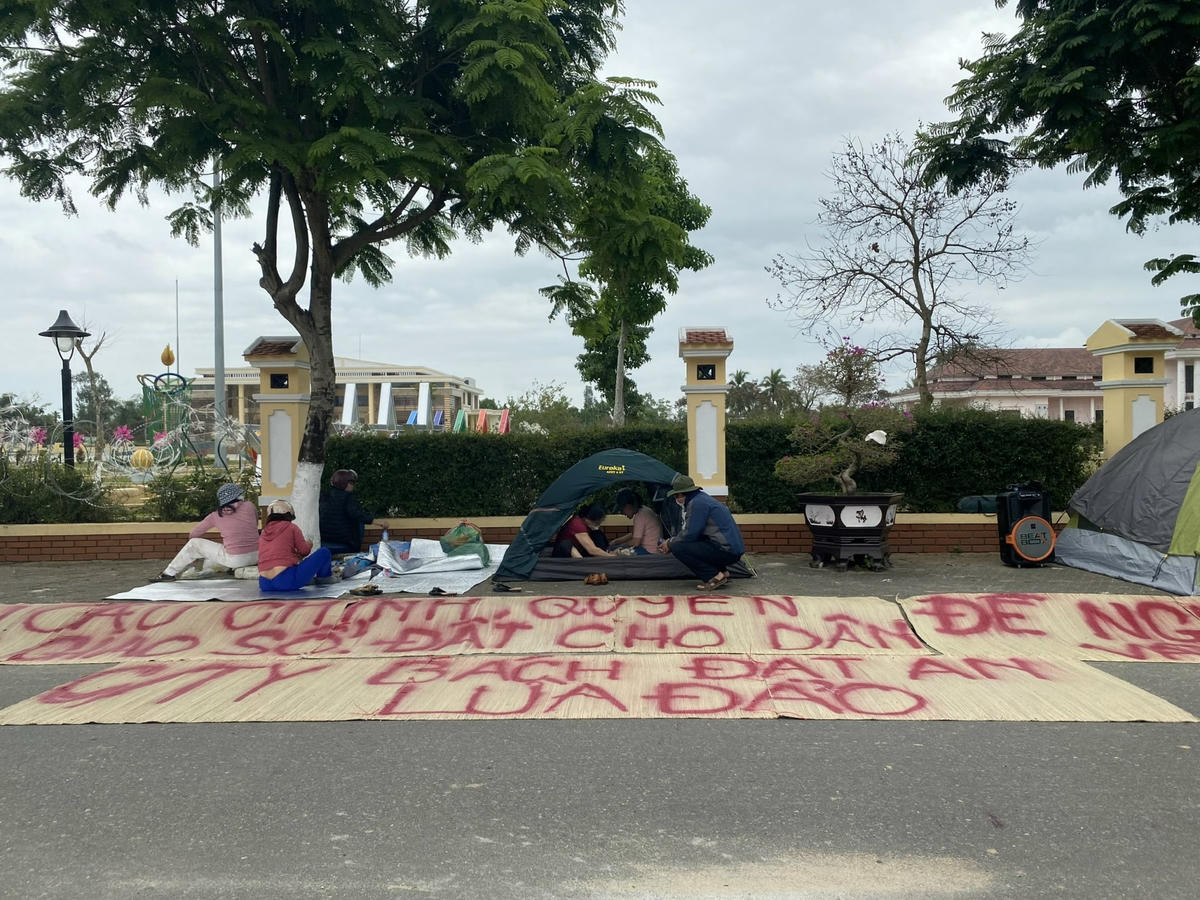 Người dân dựng lều, giăng băng rôn đòi sổ đỏ.