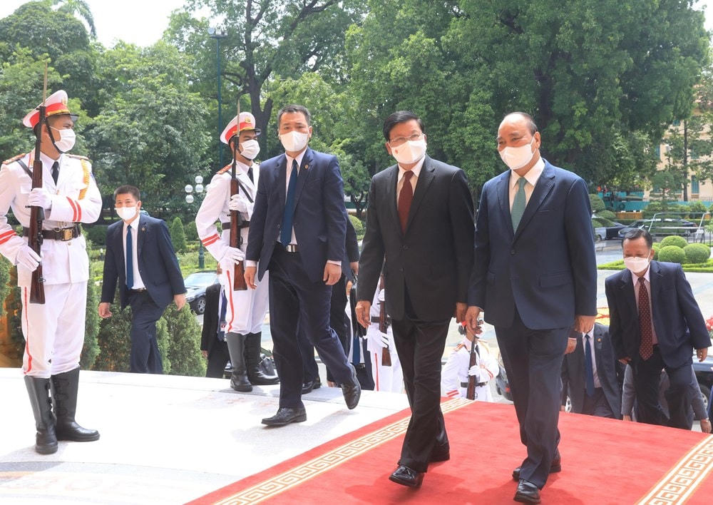 Chủ tịch nước Nguyễn Xuân Phúc đón Tổng Bí thư, Chủ tịch nước Lào Thongloun Sisoulith. (Ảnh: Lâm Khánh/TTXVN).