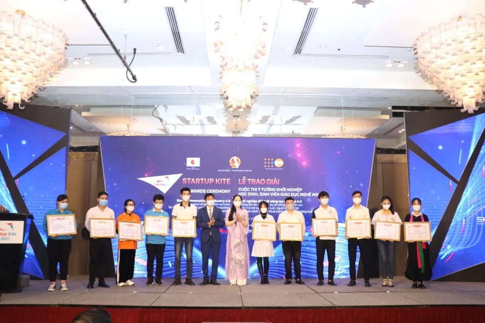 Ban tổ chưc trao tặng Bằng khen cho các đội thi lọt vào vòng chung kết Starup Kite 2021.