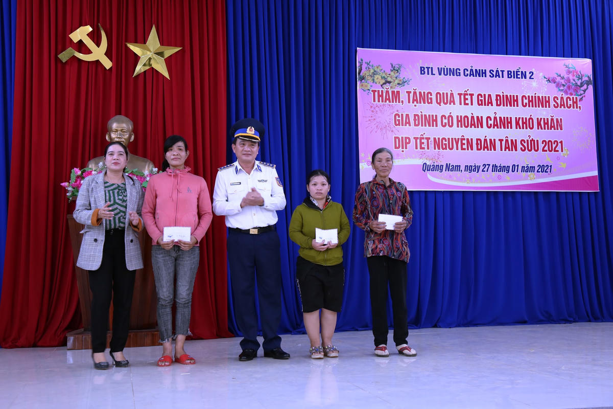 Thượng tá Trương Bá Long, Hải đoàn trưởng Hải đoàn 21 trao quà hỗ trợ cho các đình khó khăn.