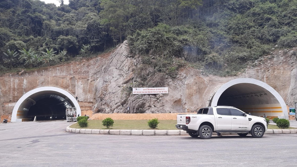 Khu vực hầm nối giữa TP Hạ Long và Cẩm Phả, một trong những công đoạn quan trọng của dự án đã cơ bản hoàn thiện phục vụ việc lưu thông khi tuyến đường chính thức đưa vào hoạt hoạt động vào ngày 1/1/2022 tới.