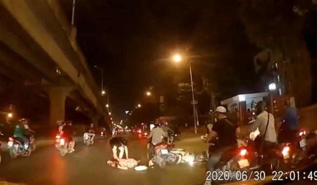 Anh Phú trông thấy đôi vợ chồng gặp tai nạn khi đang trên đường từ sân bay về nhà. Ảnh chụp từ clip.