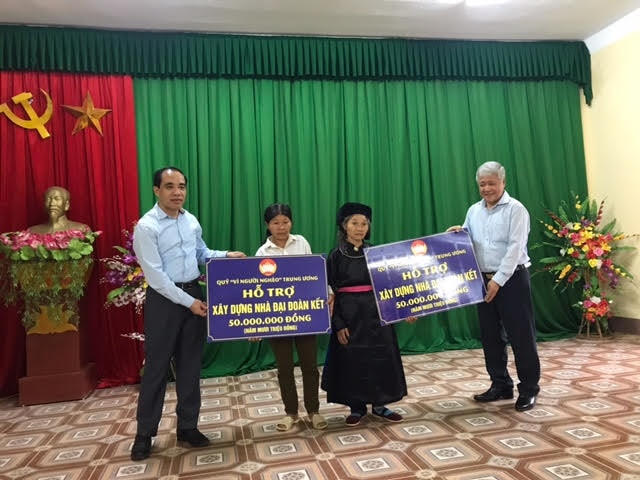Chủ tịch Đỗ Văn Chiến trao bảng tượng trưng hỗ trợ xây dựng nhà Đại đoàn kết cho bà con xã Kim Đài.