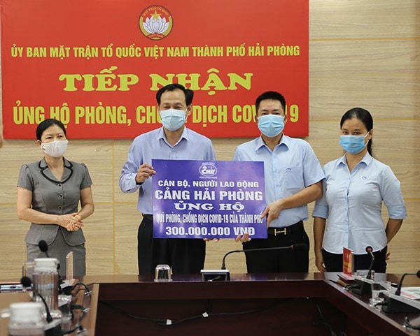 Ủy ban MTTQ Việt Nam TP Hải Phòng tiếp nhận kinh phí phòng, chống dịch Covid-19.