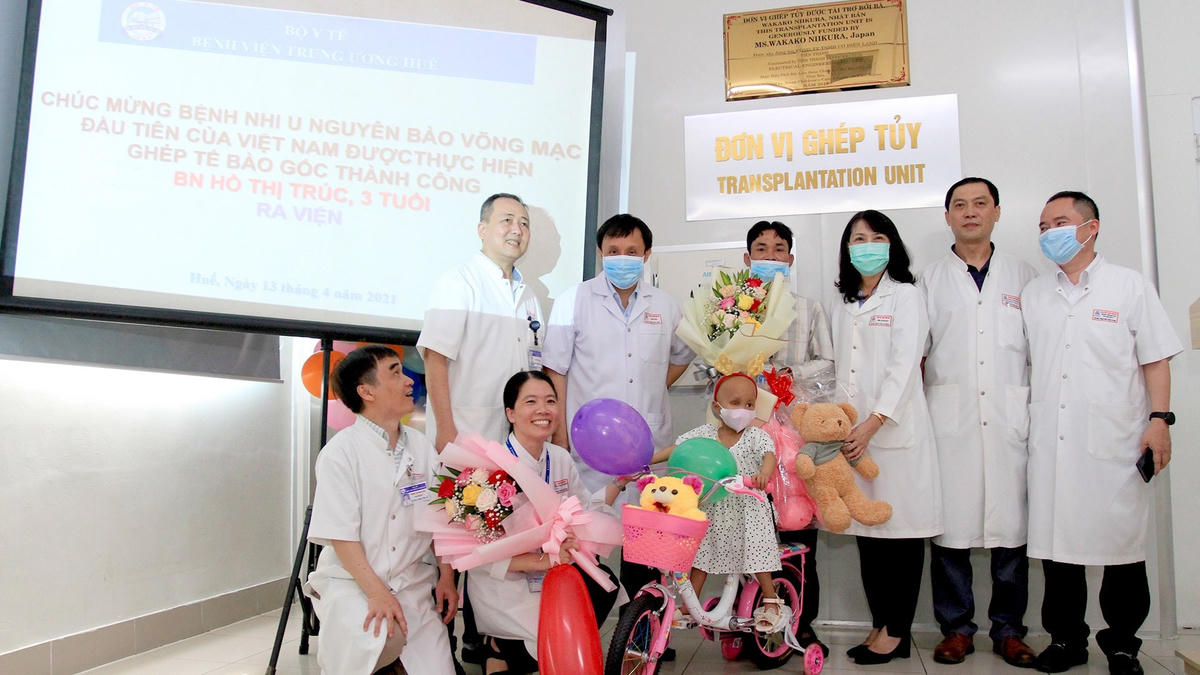 Lãnh đạo bệnh viện Trung ương Huế tặng hoa chúc mừng bệnh nhi Trúc ra viện.