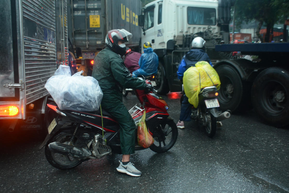 Do tắc đường khá lâu nhiều người đã quay tầu tìm những tuyến đường vắng vẻ hơn.