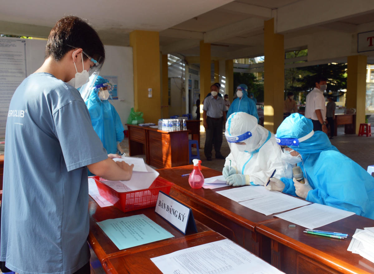 Các em học sinh được hướng dẫn khai báo y tế, tư vấn, khám sàng lọc trước khi tiêm và theo dõi 30 phút sau tiêm